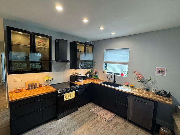 3rd image of 3232 Henrietta St #2