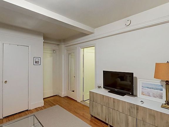 3rd image of 50 W 72nd St APT 515