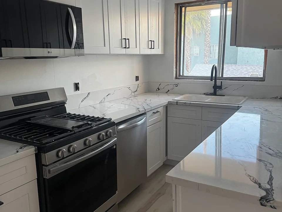 522-528 N Alexandria Ave