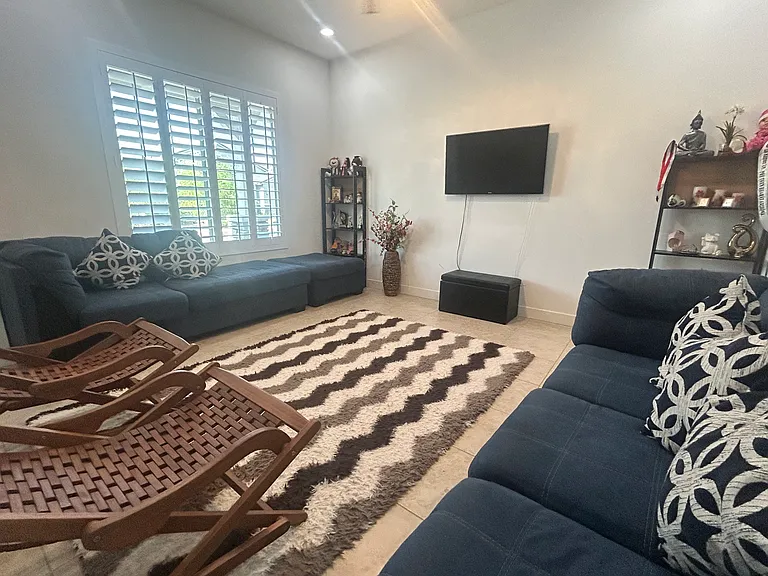 Guests Sit-Out Room