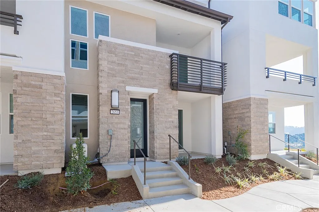 4 bed, 3.5 bath, 2192 sqft, $6,200 — Photo 2