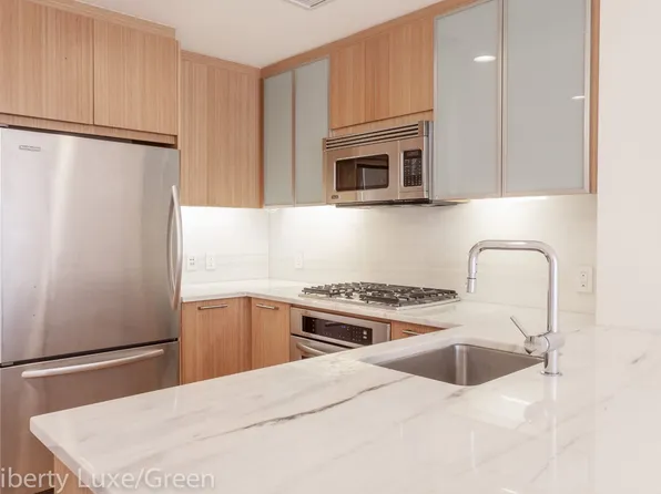 300 North End Avenue image 1 of 6