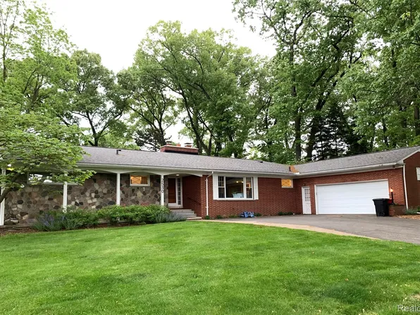 2530 Worcester Rd, West Bloomfield, MI 48323