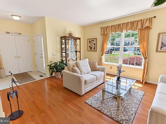 2nd image of 19 Waterford Ln