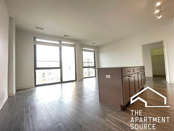 5th image of 826 N Milwaukee Ave #405