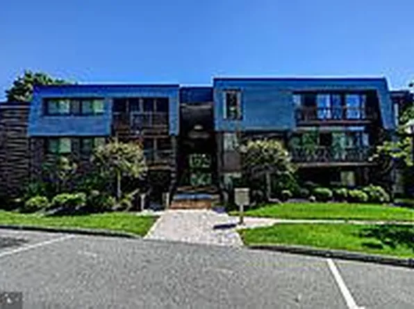 6 Stonehenge Cir APT 6-2, Pikesville, MD 21208