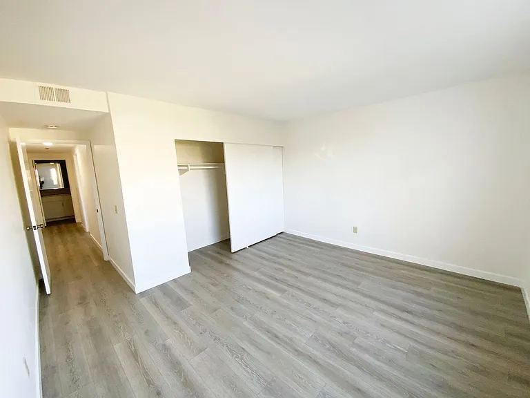80 Kingston Ct W — Photo 20