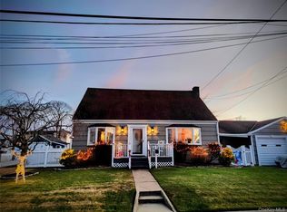 10 Hayes Rd, Amity Harbor, NY 11701