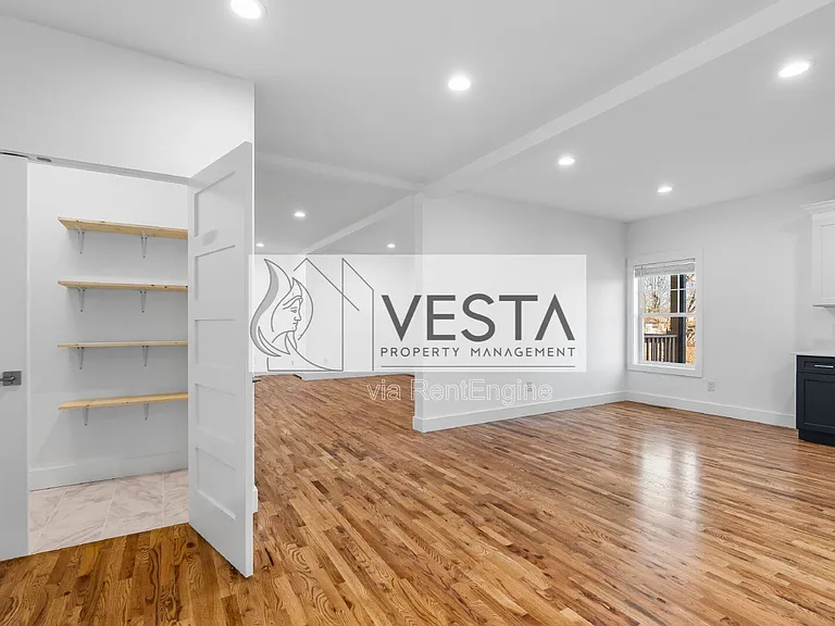 510 Deaverview Rd — Photo 3