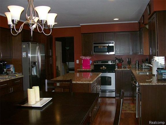 2nd image of 2322 Huntington Dr