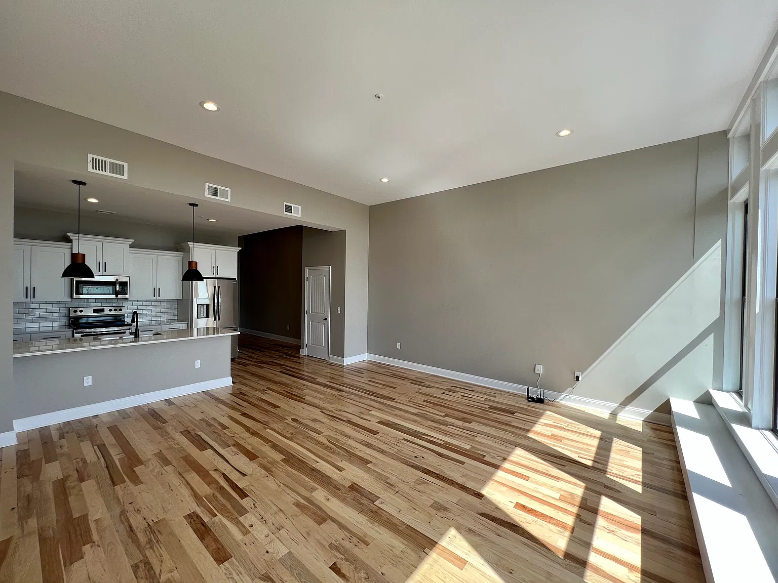 1 bed, 943 sqft, $1,950 — Photo 3