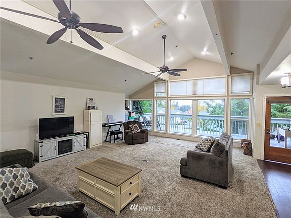 Another view of the gorgeous living room.
