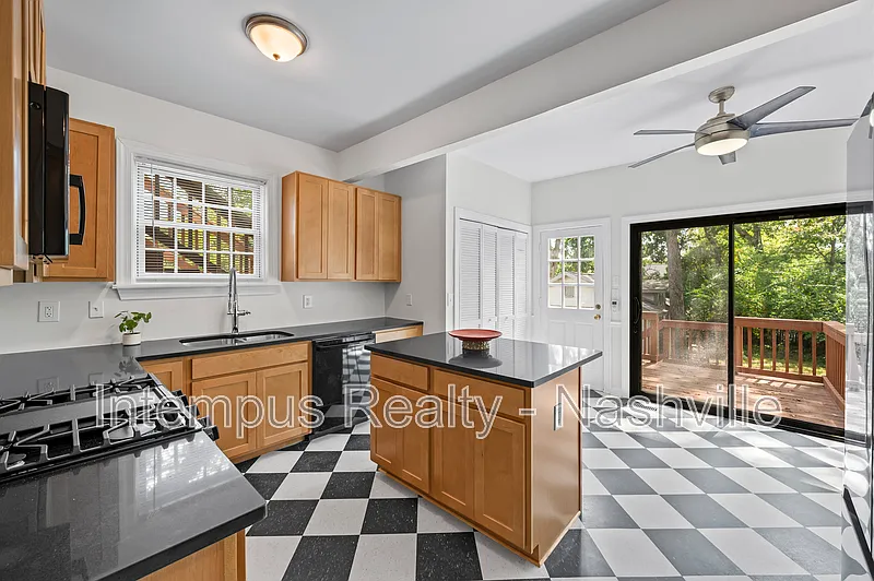 2 bed, 1.0 bath, 1230 sqft, $2,497 — Photo 2