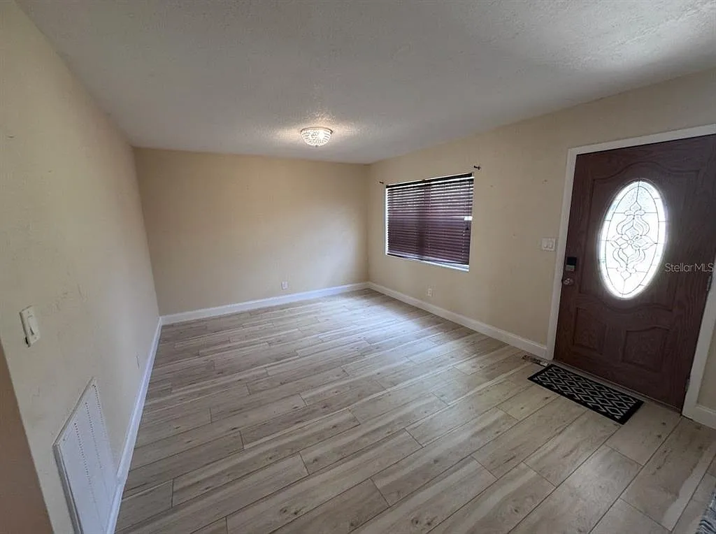 3 bed, 2.0 bath, 2083 sqft, $3,000 — Photo 2