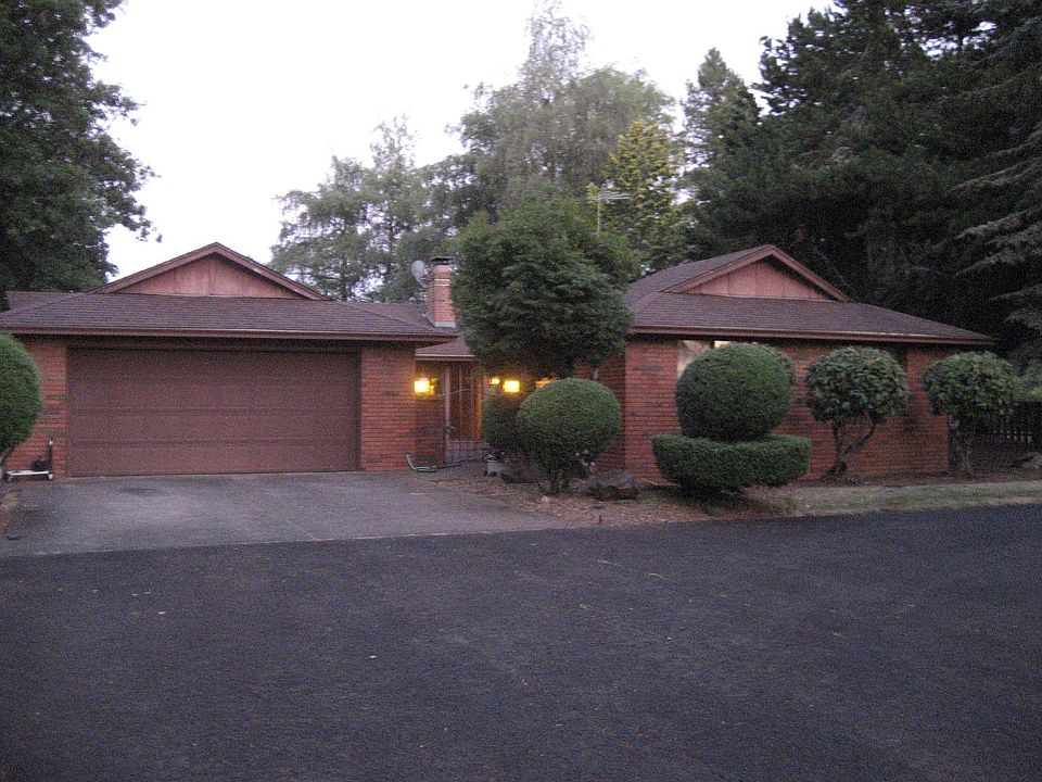 Front w/circular drive