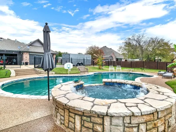 702 Meadow View Dr, Cleburne, TX 76033