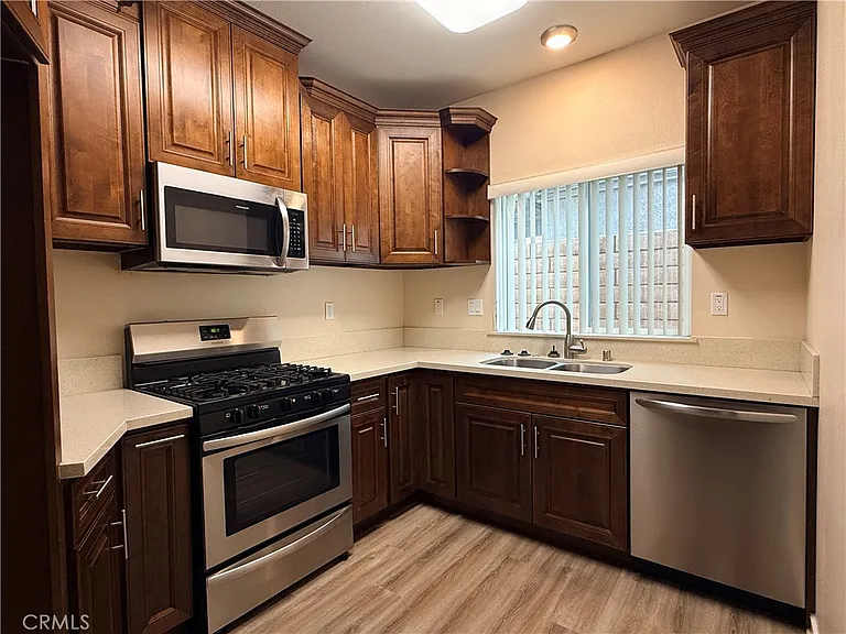 242 S Redwood Ave #C — Photo 2