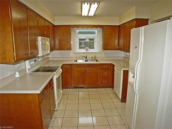 5th image of 170 Hillcrest Dr