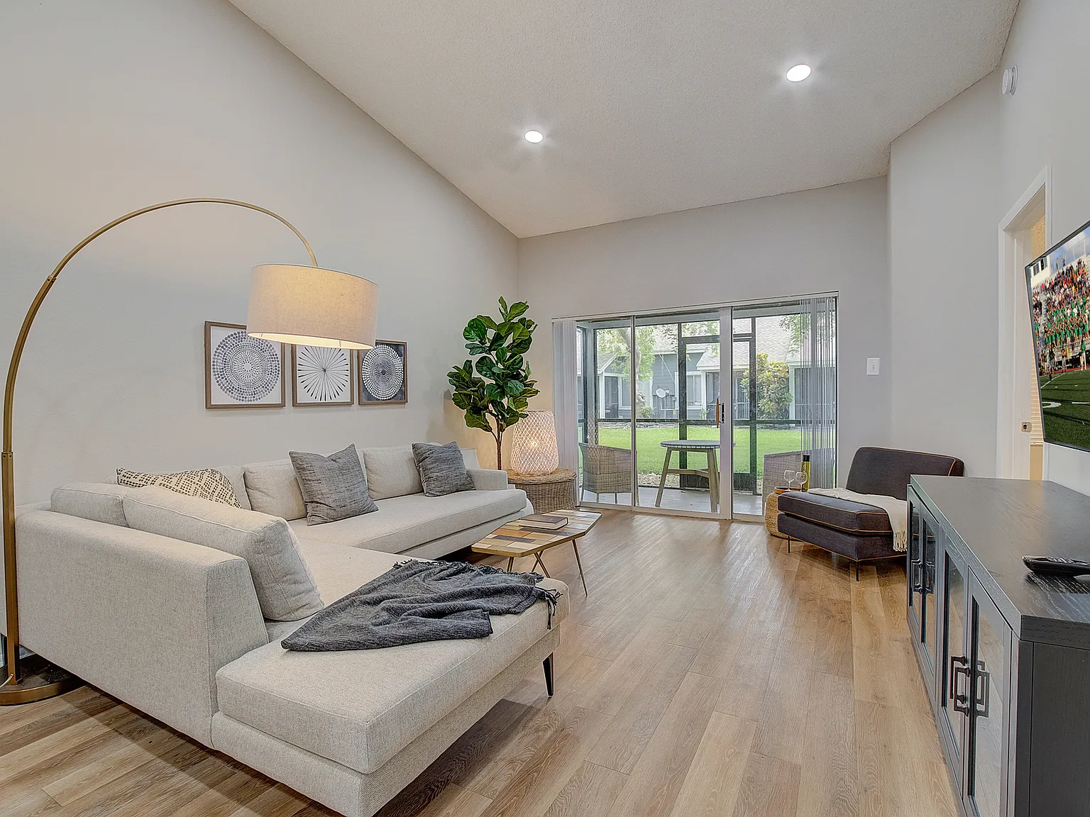 Addison Place — Photo 1