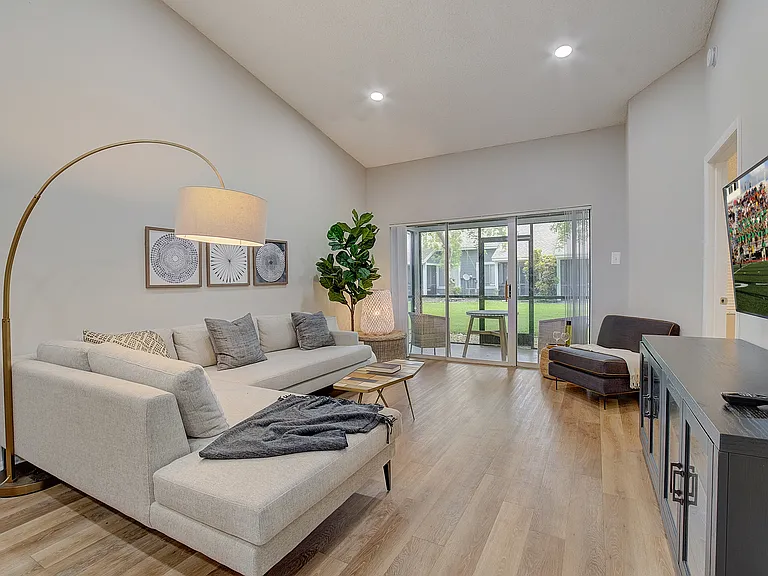 Addison Place — Photo 1