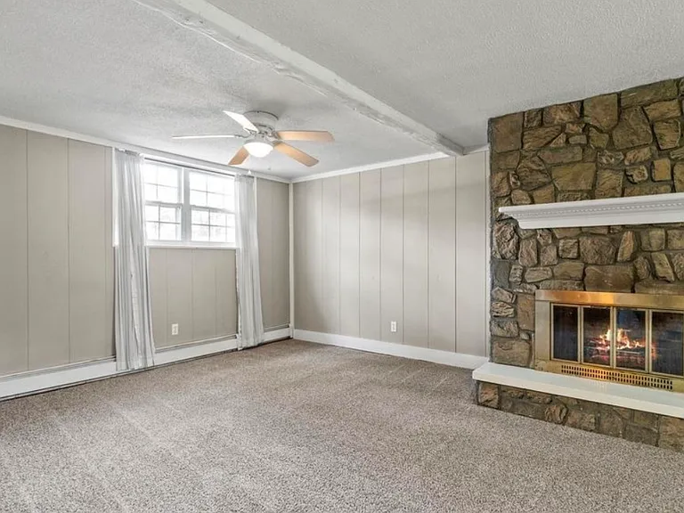1005 E Washington Center Rd — Photo 17