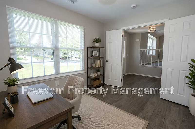 3 bed, 2.5 bath, 2564 sqft, $3,117 — Photo 2