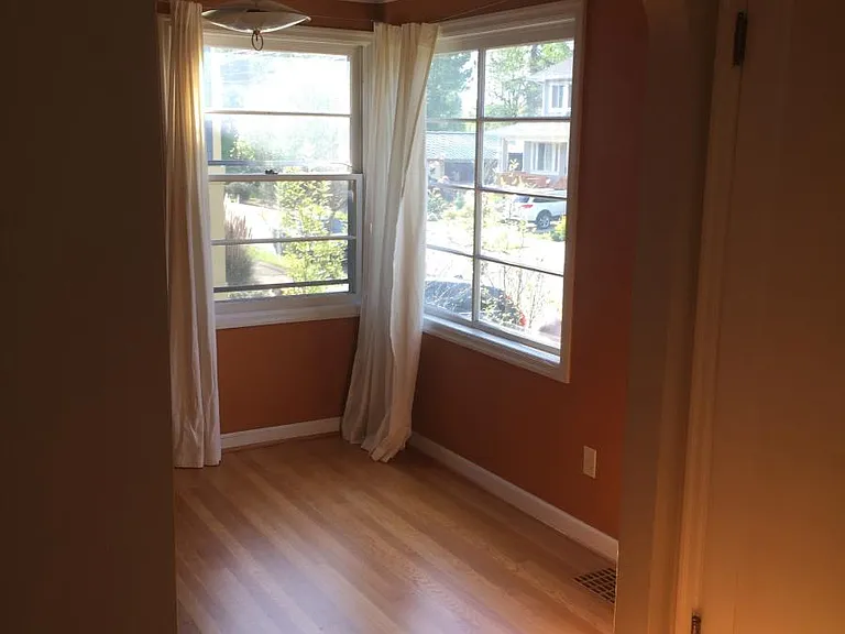 4417 SE Crystal Springs Blvd — Photo 2