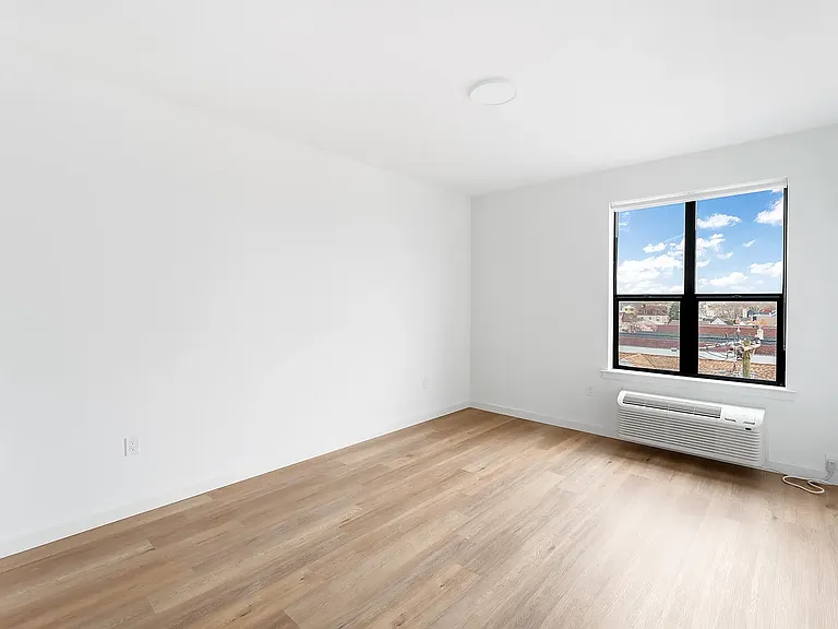 165 W 7th St #213 — Photo 14