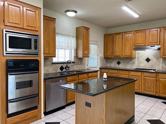 05. Spacious kitchen equipped with all stainless steel appliances and granite counter tops; ample cabinet storage space.