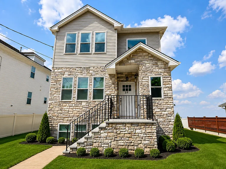 25 Knesel St #2 — Photo 1