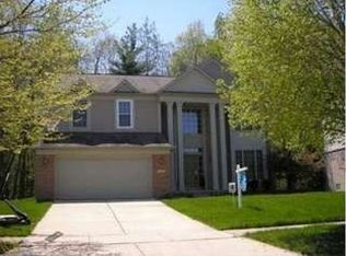 3901 Acadia Dr, Lake Orion, MI 48360