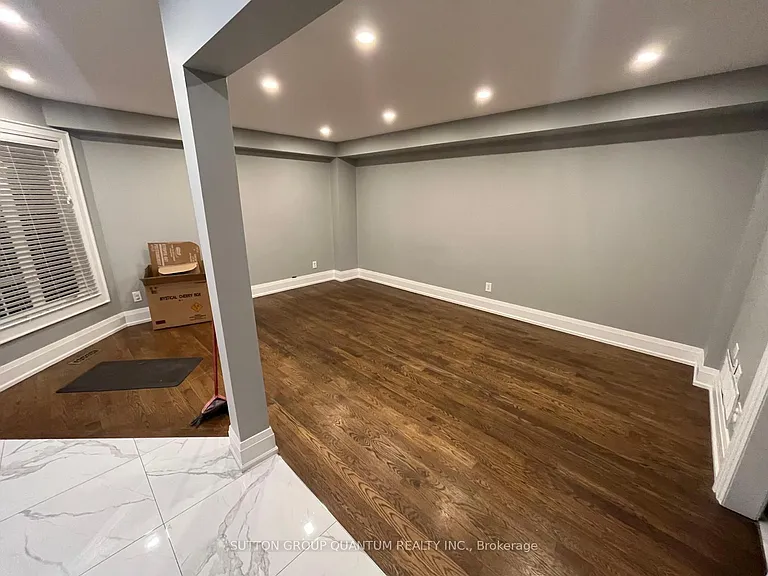 135 Mowat Cres — Photo 18
