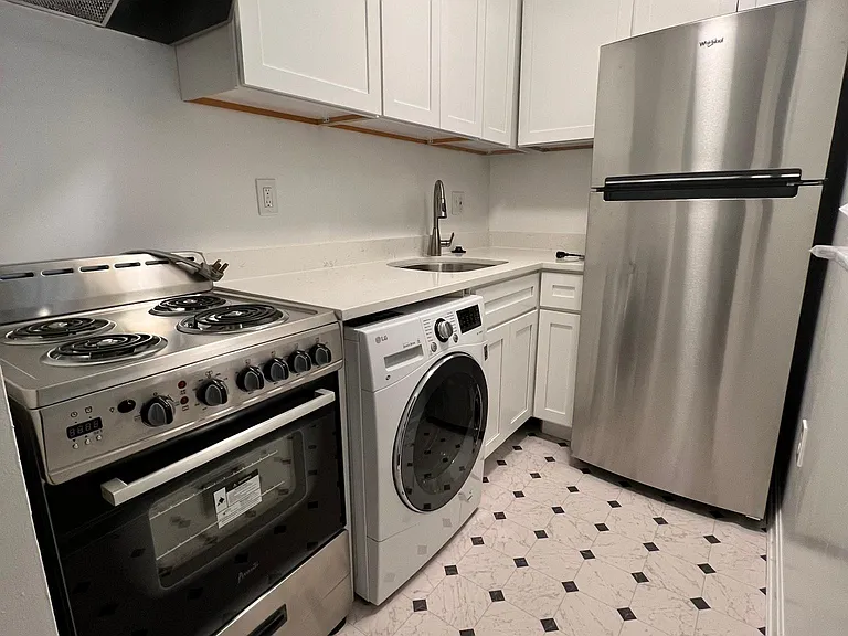758 7th St SE #1/2 — Photo 11