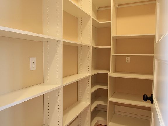 Walk in pantry