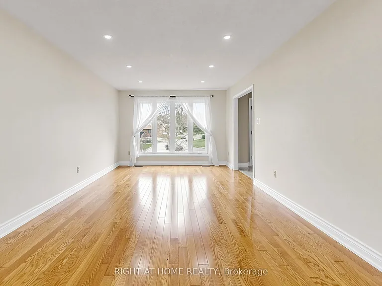 86 Howlett Ave — Photo 7