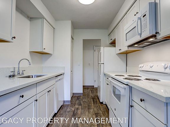5th image of 19511 NE Halsey St APT 207