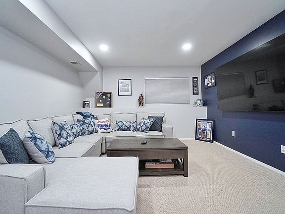 5th image of 26 Regina Ln