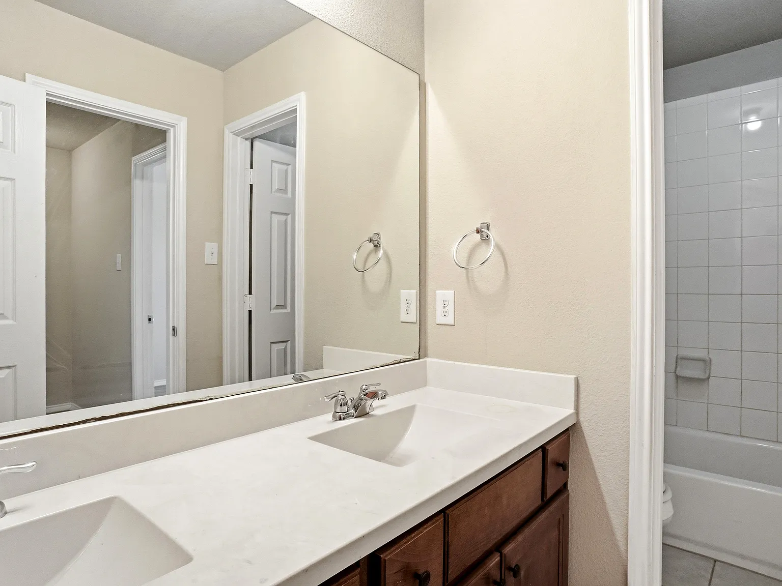 5 bed, 3404 sqft, $3,200 — Photo 4