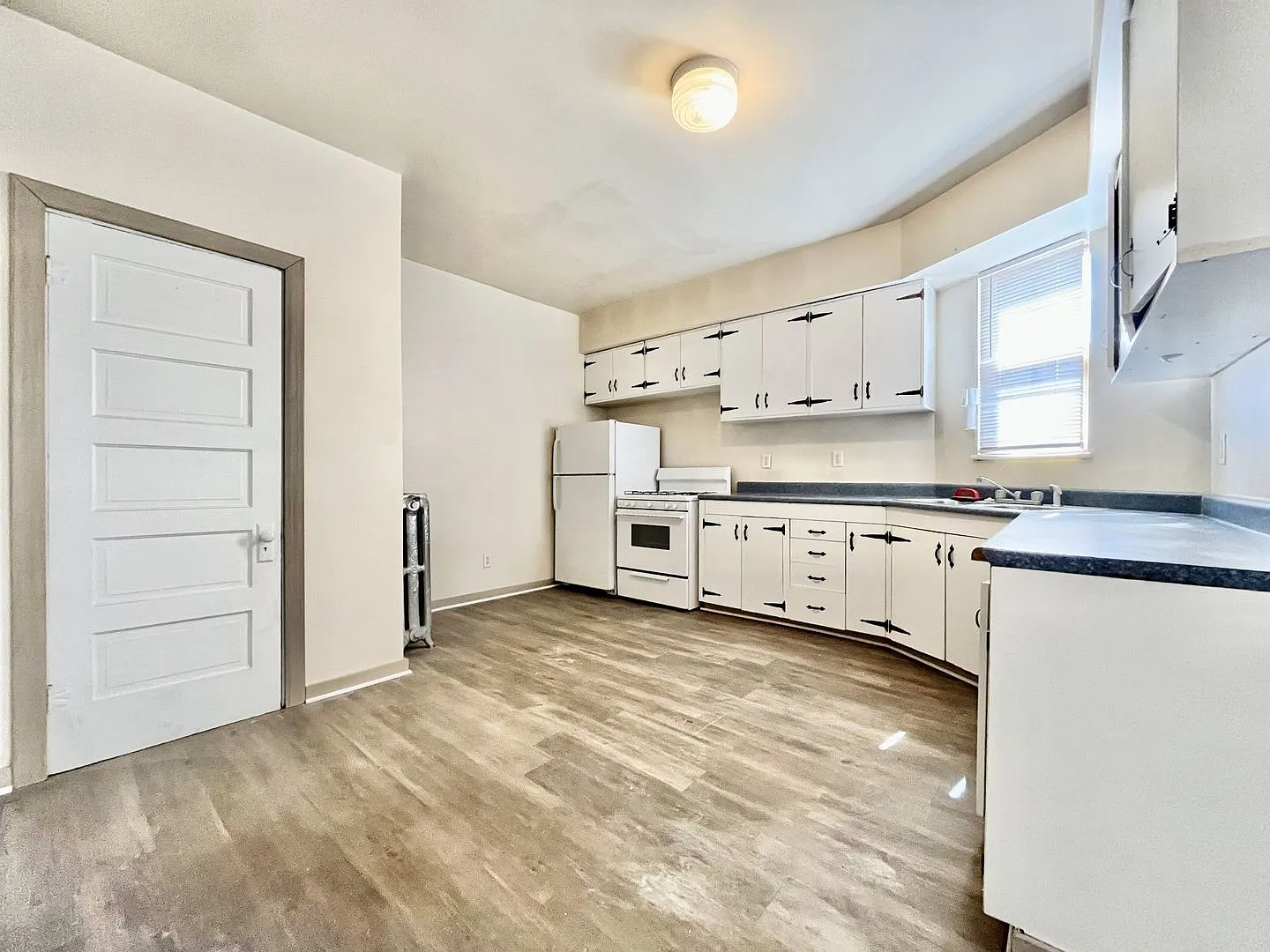 1 bed, 1.0 bath, $850 — Photo 2