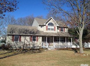 9 Calloway Ln, Yaphank, NY 11980