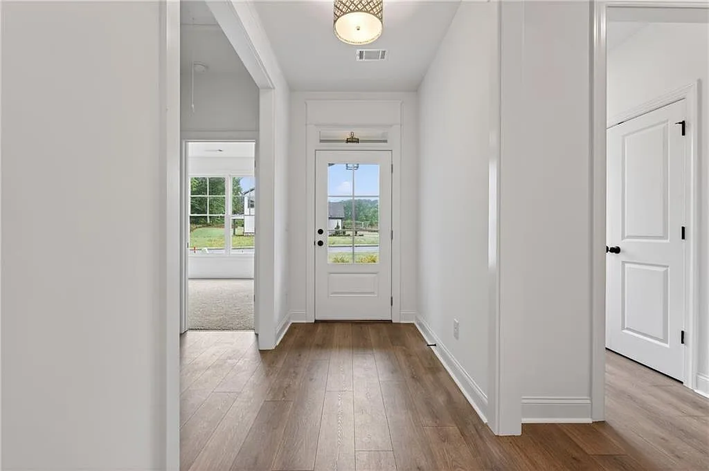 3 bed, 2.0 bath, 2084 sqft, $2,300 — Photo 3