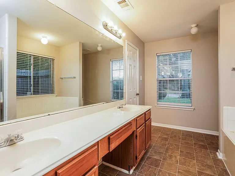 2803 Green Hollow Ct — Photo 12