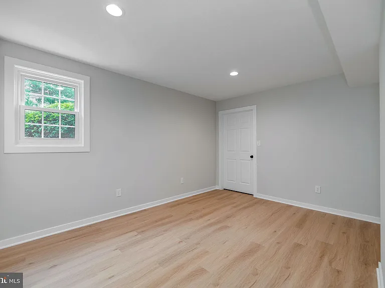 561 Tiffany Ct — Photo 33