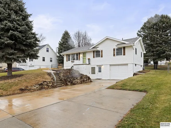 3521 N Main Cir, Elkhorn, NE 68022