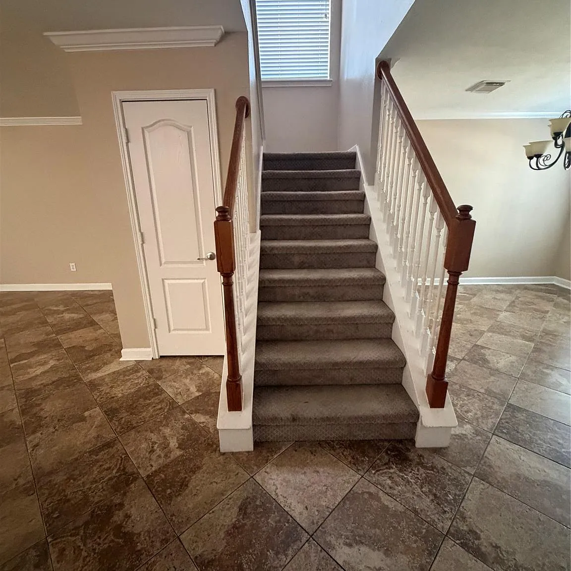 4 bed, 2.5 bath, 2886 sqft, $2,300 — Photo 2