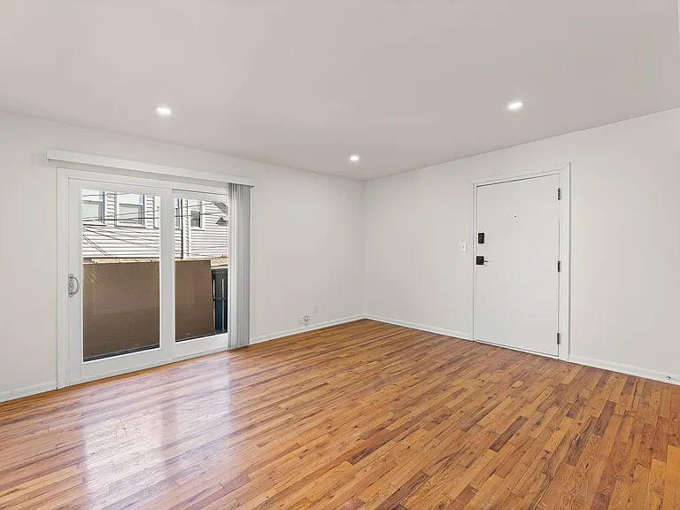 Walnut Apartments — Photo 11