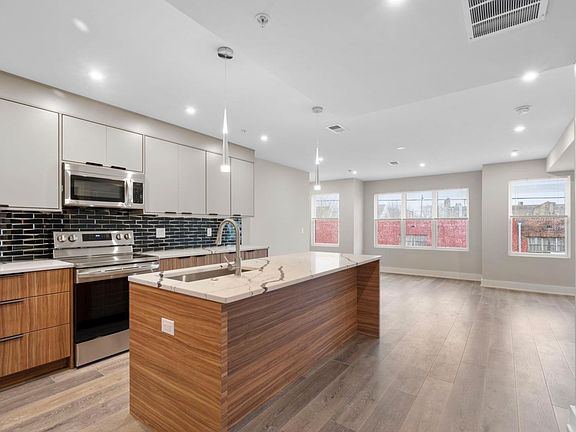 2nd image of 2202 N Marshall St #3