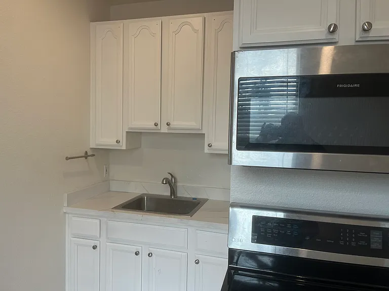 148 West St #C — Photo 3