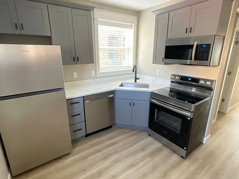 627 E 4th St — Photo 9