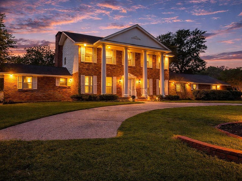1st image of 301 Cedar Cir